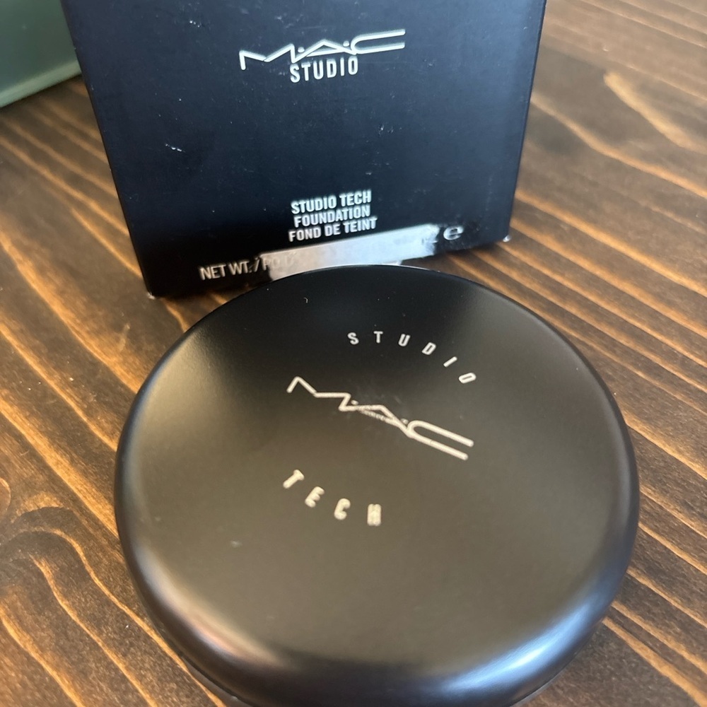MAC Studio Tech Powder Foundation Compact Full Coverage Face Makeup NW25 beige